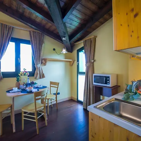 Appartamento Ternate Sleeps 3 Air Con *